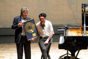 Ezio Bosso riceve da Vincenzo Spera il disco d’oro