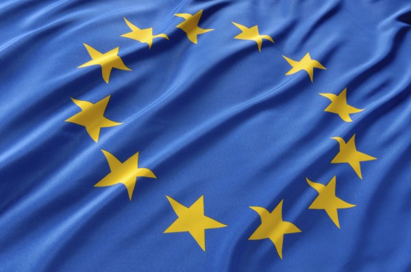 Bruxelles critica l'Italia: 'Basta fondi UE per i concerti di Elton John'